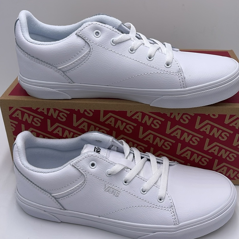 Vans WMNS Seldan (Tumble) White/White
VN0A4U2505R Sneakers - Picture 2 of 16